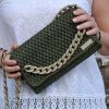 Πλεκτή τσάντα ώμου με κοκκάλινη αλυσίδα