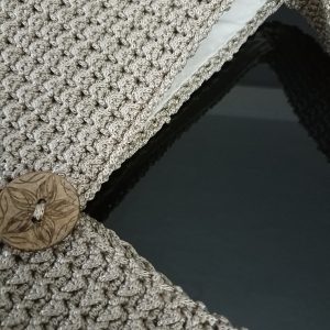 Πλεκτή τριγωνική τσάντα ώμου. Πολύ ελαφριά, κομψή και άνετη, σε πρωτότυπο σχέδιο.