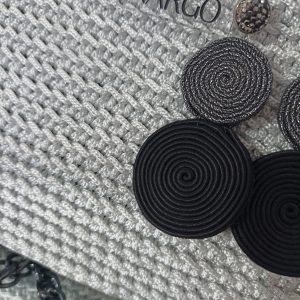 Χειροποίητα soutache σκουλαρίκια σε μαύρο με ασημί.