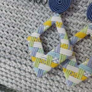 Χειροποίητα σουτάζ σκουλαρίκια ρόμβοι με μοτίφ ψάθα. Σε έναν χαρούμενο και καλοκαιρινό συνδυασμό χρωμάτων.
