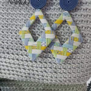 Χειροποίητα σουτάζ σκουλαρίκια ρόμβοι με μοτίφ ψάθα. Σε έναν χαρούμενο και καλοκαιρινό συνδυασμό χρωμάτων.