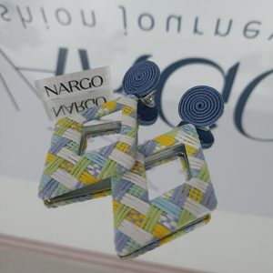 Χειροποίητα σουτάζ σκουλαρίκια ρόμβοι με μοτίφ ψάθα. Σε έναν χαρούμενο και καλοκαιρινό συνδυασμό χρωμάτων.