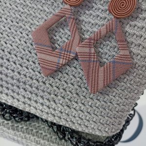 Χειροποίητα σουτάζ σκουλαρίκια ρόμβοι καλυμμένοι από ροζ καρό ύφασμα