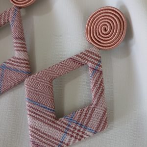 Χειροποίητα σουτάζ σκουλαρίκια ρόμβοι καλυμμένοι από ροζ καρό ύφασμα
