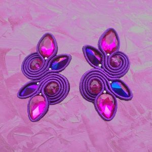 Χειροποίητα σκουλαρίκια σουτάζ με κρυστάλλινες χρωματιστές πέτρες.