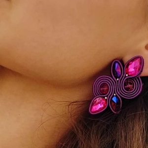 Χειροποίητα σκουλαρίκια σουτάζ με κρυστάλλινες χρωματιστές πέτρες.