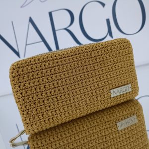 Χειροποίητο πλεκτό μεγάλο πορτοφόλι με μονό φερμουάρ σε χρυσή απόχρωση.
