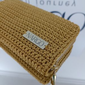 Χειροποίητο πλεκτό μεγάλο πορτοφόλι με μονό φερμουάρ σε χρυσή απόχρωση.