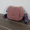 Χειροποίητη πλεκτή ροζ τσάντα με ρυθμιζόμενο / αποσπώμενο πολύχρωμο ιμάντα