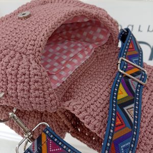 Χειροποίητη πλεκτή ροζ τσάντα με ρυθμιζόμενο / αποσπώμενο πολύχρωμο ιμάντα