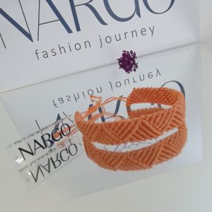 Χειροποίητο μακραμέ βραχιόλι σε πορτοκαλί απόχρωση.