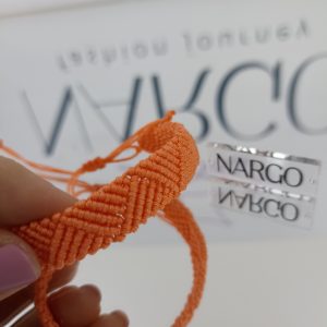 Χειροποίητο μακραμέ βραχιόλι σε πορτοκαλί απόχρωση.