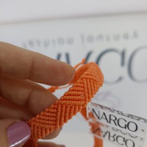 Χειροποίητο μακραμέ βραχιόλι σε πορτοκαλί απόχρωση.