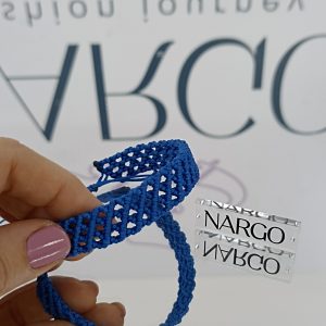 Χειροποίητο βραχιόλι μακραμέ σε μπλε ρουά.
