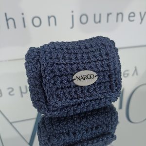 Πλεκτό πορτοφολάκι σε μπλε navy. Ένα πορτοφολάκι πολύ βολικό, ελαφρύ και εύχρηστο που μπορεί να χωρέσει άνετα σε μία μικρή τσάντα.