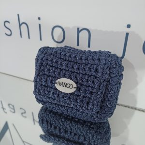 Πλεκτό πορτοφολάκι σε μπλε navy. Ένα πορτοφολάκι πολύ βολικό, ελαφρύ και εύχρηστο που μπορεί να χωρέσει άνετα σε μία μικρή τσάντα.