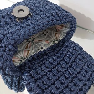 Πλεκτό πορτοφολάκι σε μπλε navy. Ένα πορτοφολάκι πολύ βολικό, ελαφρύ και εύχρηστο που μπορεί να χωρέσει άνετα σε μία μικρή τσάντα.