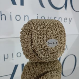 Πλεκτό πορτοφολάκι κοχύλι. Ένα πορτοφολάκι πολύ βολικό, ελαφρύ και εύχρηστο που μπορεί να χωρέσει άνετα σε μία μικρή τσάντα.