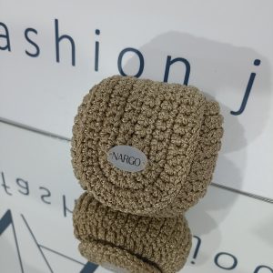 Πλεκτό πορτοφολάκι κοχύλι. Ένα πορτοφολάκι πολύ βολικό, ελαφρύ και εύχρηστο που μπορεί να χωρέσει άνετα σε μία μικρή τσάντα.