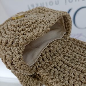 Πλεκτό πορτοφολάκι κοχύλι. Ένα πορτοφολάκι πολύ βολικό, ελαφρύ και εύχρηστο που μπορεί να χωρέσει άνετα σε μία μικρή τσάντα. Με αρκετό χώρο στο εσωτερικό του.