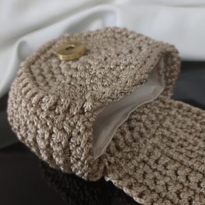 Πλεκτό πορτοφολάκι κοχύλι. Ένα πορτοφολάκι πολύ βολικό, ελαφρύ και εύχρηστο που μπορεί να χωρέσει άνετα σε μία μικρή τσάντα.