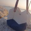 Χειροποίητη πλεκτή καλοκαιρινή τσάντα ώμου σε μπλε denim και εκρού.