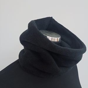 Χειροποίητο unisex κασκόλ λαιμός κατασκευασμένο από φλις ύφασμα.