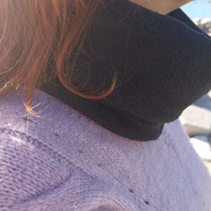 Χειροποίητο unisex κασκόλ λαιμός κατασκευασμένο από φλις ύφασμα.