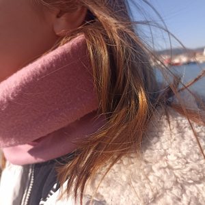 Χειροποίητο παιδικό - εφηβικό κασκόλ λαιμός διπλής όψεως κατασκευασμένο από ύφασμα φούτερ και φλις σε ροζ σάπιο μήλο απόχρωση.