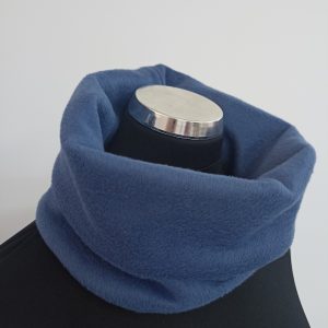 Χειροποίητο κασκόλ λαιμός κατασκευασμένο από μαλακό ύφασμα τύπου φλις σε μπλε απόχρωση.