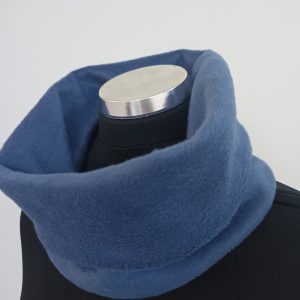 Χειροποίητο κασκόλ λαιμός κατασκευασμένο από μαλακό ύφασμα τύπου φλις σε μπλε απόχρωση.