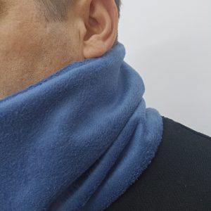 Χειροποίητο κασκόλ λαιμός κατασκευασμένο από μαλακό ύφασμα τύπου φλις σε μπλε απόχρωση.