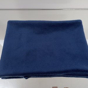Χειροποίητο κασκόλ λαιμός κατασκευασμένο από μαλακό ύφασμα τύπου φλις σε μπλε απόχρωση.