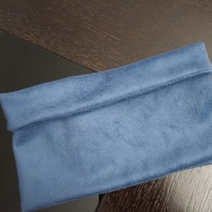 Χειροποίητο κασκόλ λαιμός κατασκευασμένο από μαλακό ύφασμα τύπου φλις σε μπλε απόχρωση.