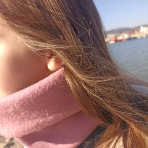 Χειροποίητο παιδικό - εφηβικό κασκόλ λαιμός διπλής όψεως κατασκευασμένο από ύφασμα φούτερ και φλις σε ροζ σάπιο μήλο απόχρωση.