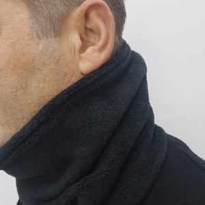 Χειροποίητο unisex κασκόλ λαιμός κατασκευασμένο από φλις ύφασμα.