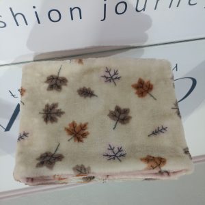 Χειροποίητο παιδικό κασκόλ λαιμός διπλής όψεως κατασκευασμένο από λεπτό οικολογικό γουνάκι.