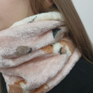 Χειροποίητο παιδικό κασκόλ λαιμός διπλής όψεως κατασκευασμένο από λεπτό οικολογικό γουνάκι.