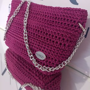 Πλεκτή παιδική τσάντα σε μωβ απόχρωση με ασημί αλυσίδα.