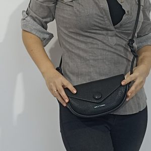 Μία mini τσάντα που θα λατρέψετε!!! Υπέροχο design, μικρή και πρακτική, μπορεί εύκολα να συνδυαστεί με πάρα πολλά outfits!