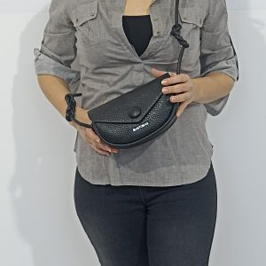 Μία mini τσάντα που θα λατρέψετε!!! Υπέροχο design, μικρή και πρακτική, μπορεί εύκολα να συνδυαστεί με πάρα πολλά outfits!