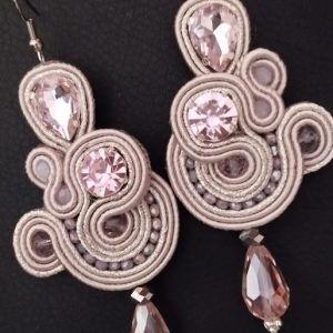 Κρεμαστά σκουλαρίκια soutache σε μπεζ με ροζ