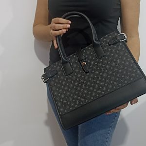 Γυναικεία τσάντα tote χειρός / ώμου, σε μαύρο χρώμα με ασημί μεταλλικά στοιχεία.