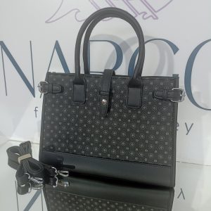 Γυναικεία τσάντα tote χειρός / ώμου, σε μαύρο χρώμα με ασημί μεταλλικά στοιχεία.