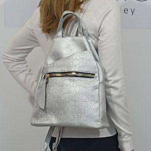 Γυναικείο σακίδιο πλάτης σε ασημί μεταλλικό.