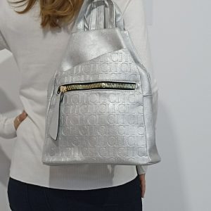 Γυναικείο σακίδιο πλάτης σε ασημί μεταλλικό.