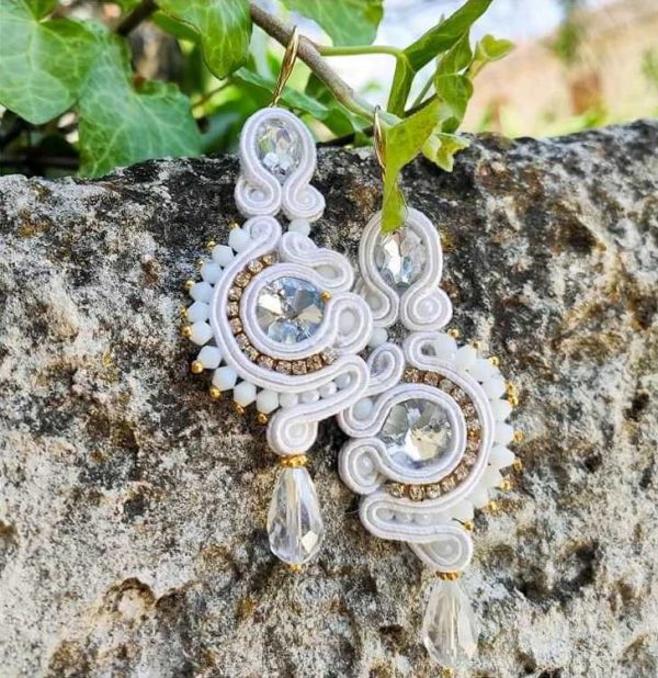 Κρεμαστά λευκά σκουλαρίκια σουτάζ (soutache)
