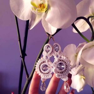 Alternative view of Κρεμαστά λευκά σκουλαρίκια σουτάζ (soutache)