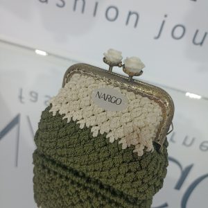 Χειροποίητο πλεκτό πορτοφόλι vintage κλικ κλακ σε λαδί με εκρού.