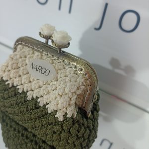 Χειροποίητο πλεκτό πορτοφόλι vintage κλικ κλακ σε λαδί με εκρού.